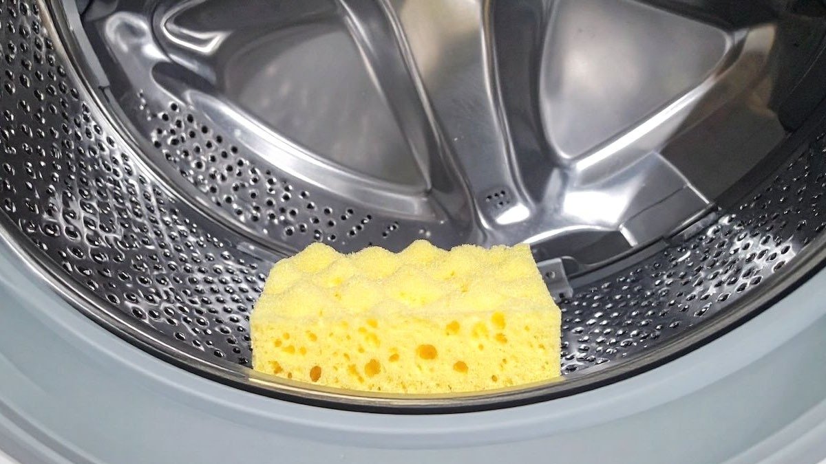 Proč dát čistící houbičku do pračky: tento trik se doporučuje