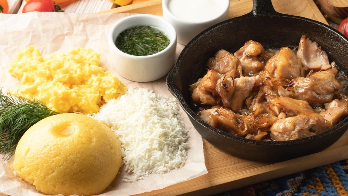 Jak připravit kuřecí guláš, jak ho dělala babička doma? Tradiční recept, který se dobře hodí k mamalyze