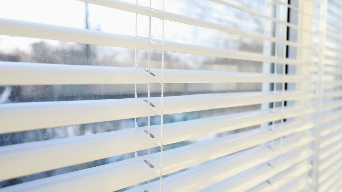 Proč byste v zimě neměli v noci úplně zatahovat rolety