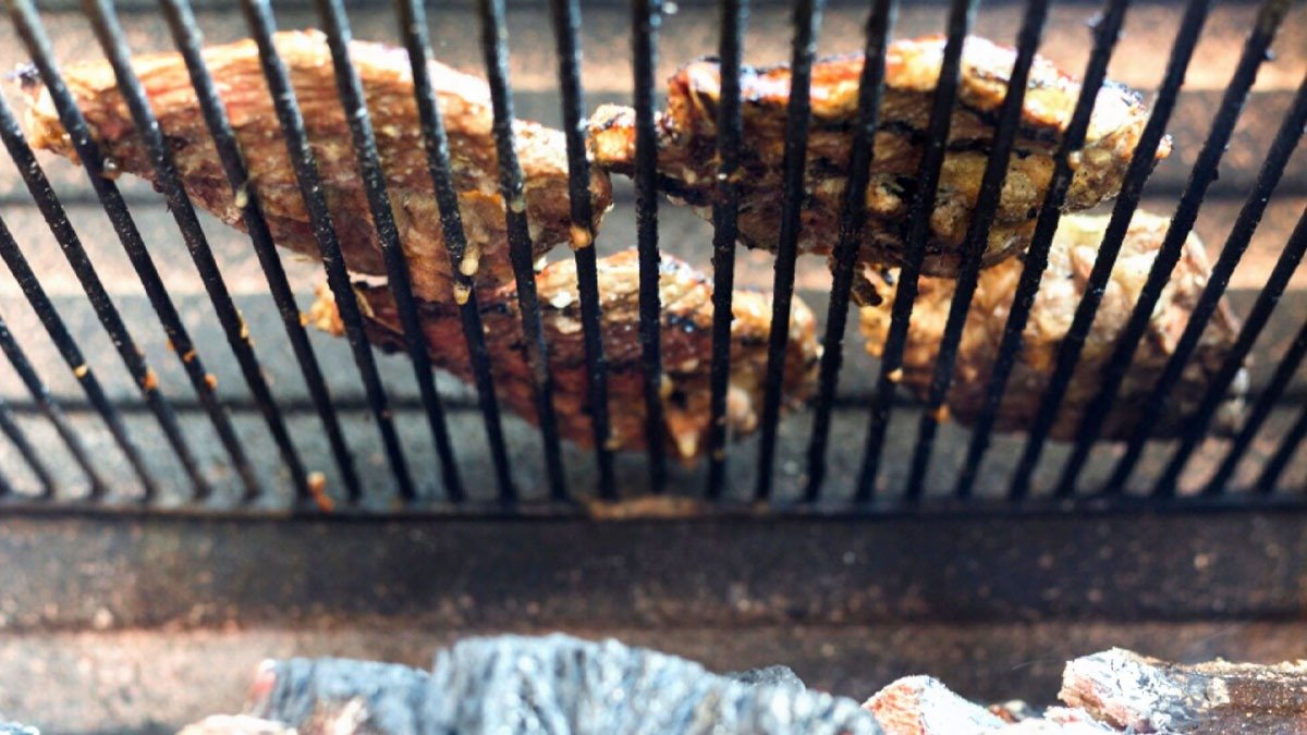 Zapomeňte na připečený tuk na roštech: jednoduchá surovina, která je udělá jako nové 2 Zapomeňte na připečený tuk na roštech: jednoduchá surovina, která je udělá jako nové