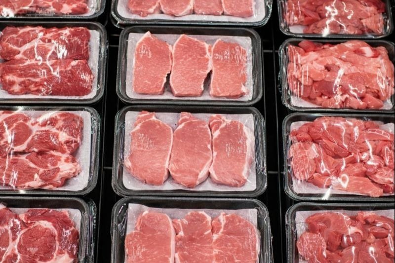 Této drobnosti v balení masa si téměř nikdo nevšimne. A přitom při zahřátí může být nebezpečná