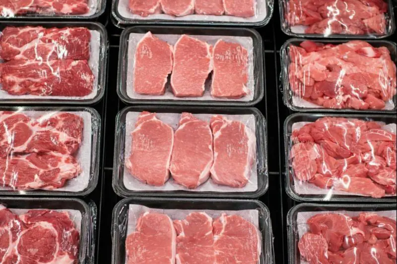 Této drobnosti v balení masa si téměř nikdo nevšimne. A přitom při zahřátí může být nebezpečná