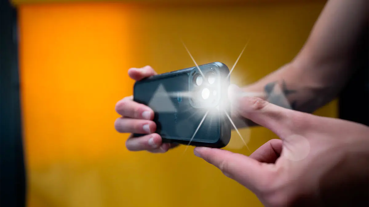 Jak odhalit skrytou kameru ve vašem Airbnb nebo hotelovém pokoji