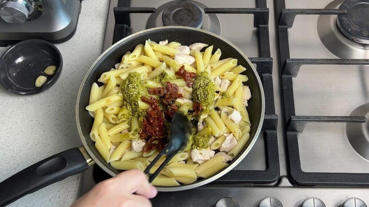 Pasta s pestem a kuřecím masem — rychlá večeře, která nikdy nezklame