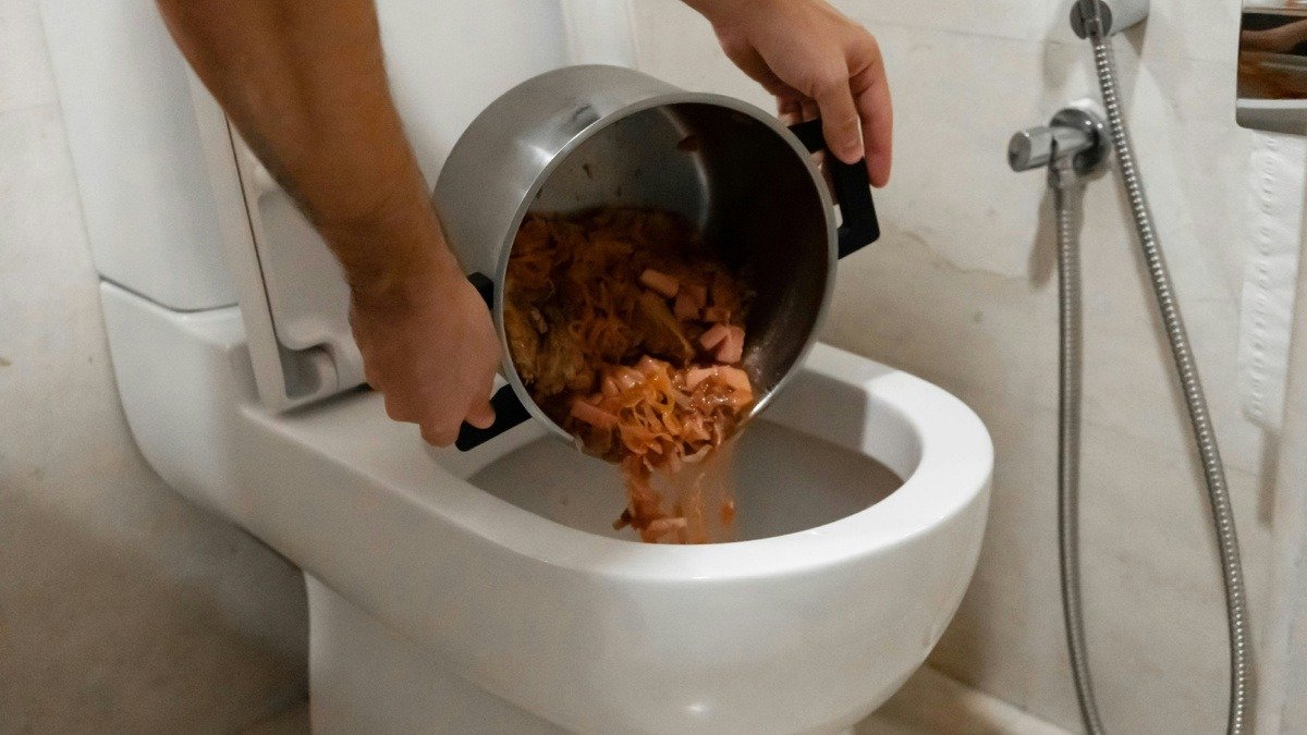 Příliš pozdě jsem pochopil, proč by se toaletní papír a už vůbec ne cokoli dalšího nemělo házet do záchodu