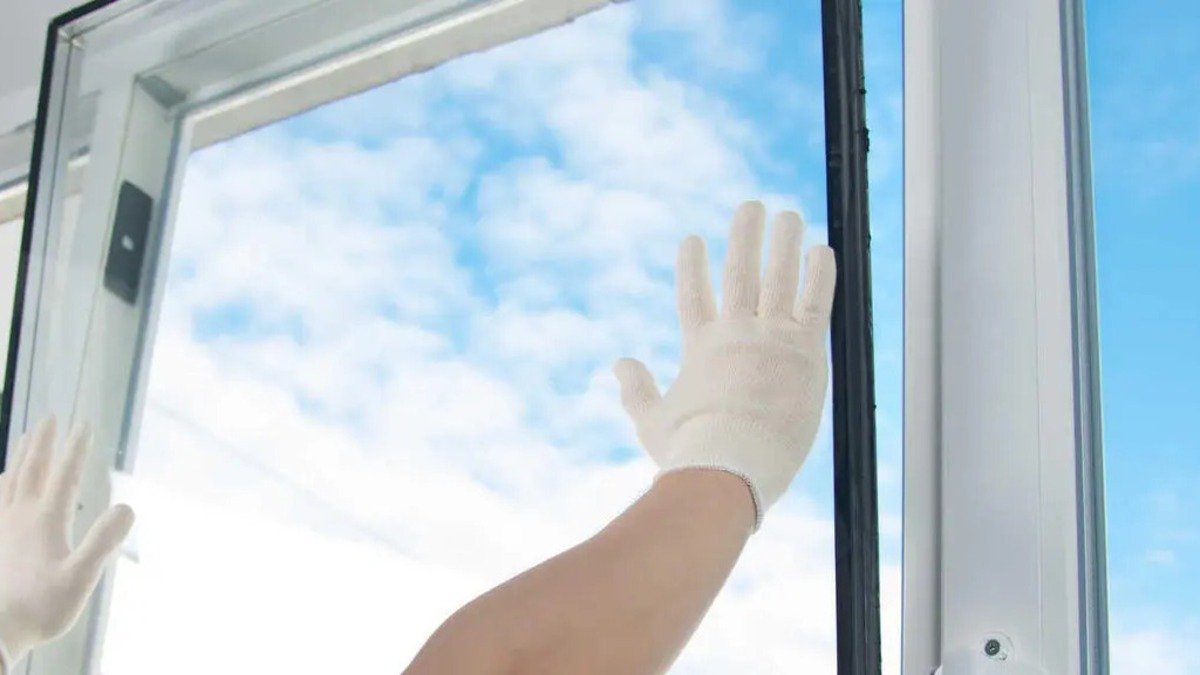 Úspory na vytápění tento materiál snižuje tepelné ztráty přes okna