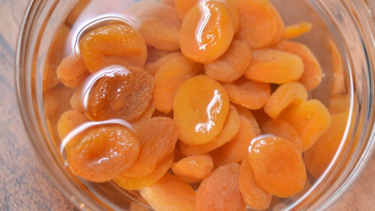 Tento botlichský koláč peču každý týden: dvouvrstvý s meruňkami a ořechy — jemný a voňavý