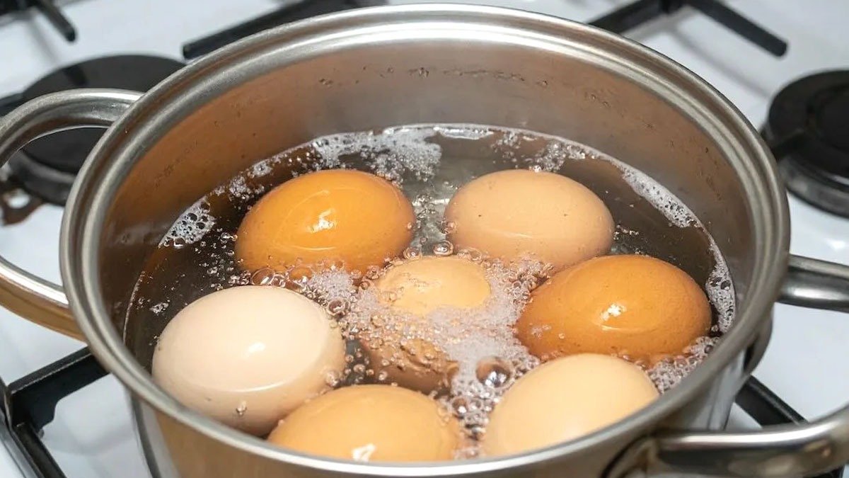 Udělejte to s vejcem před vařením a skořápka se téměř sama oddělí