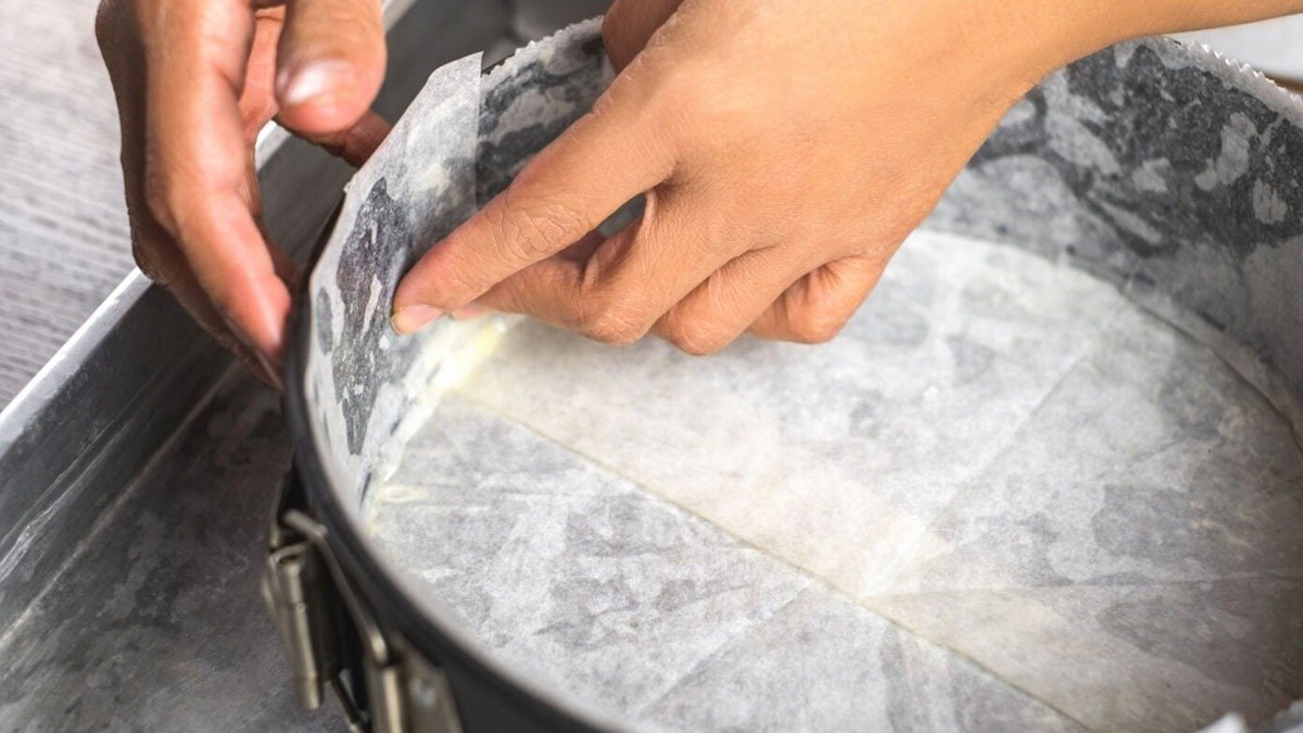 Proč šéfkuchaři po celém světě před použitím navlhčují pečicí papír