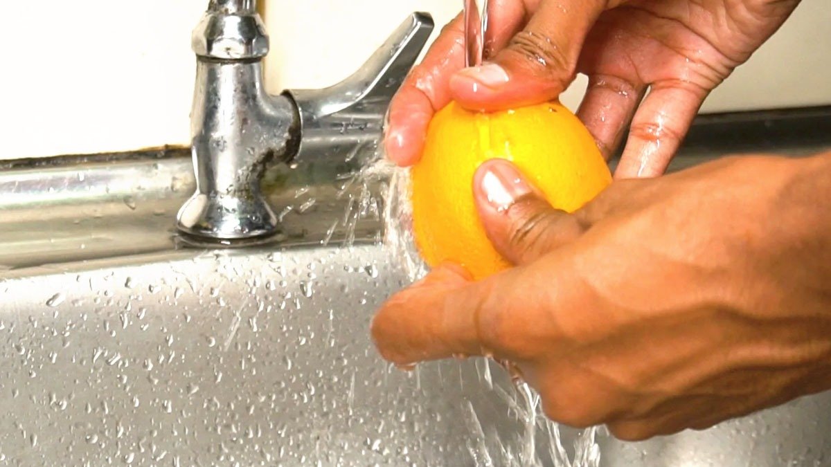 Plíseň ani vysychání citronům už nehrozí: jednoduchý trik, díky kterému se nekazí