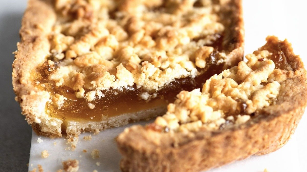 Tento botlichský koláč peču každý týden: dvouvrstvý s meruňkami a ořechy — jemný a voňavý