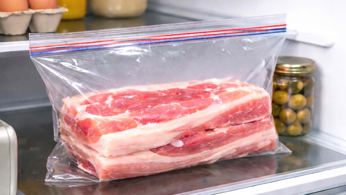 „90 % hospodyněk o tom neví“: i zmražené maso lze rozmrazit za pouhých 10 minut