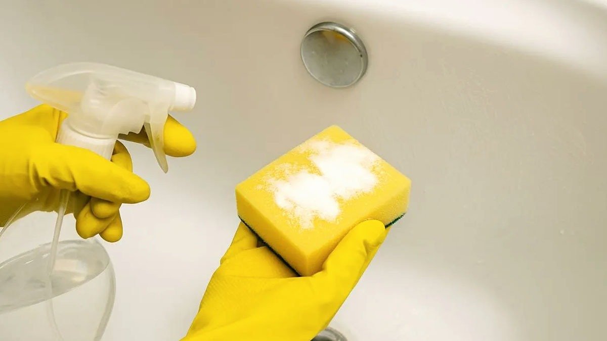 Přidejte jednu lžíci této ingredience do vody na mastnotu na horních kuchyňských skříňkách a už nikdy si nekoupíte speciální čisticí prostředek