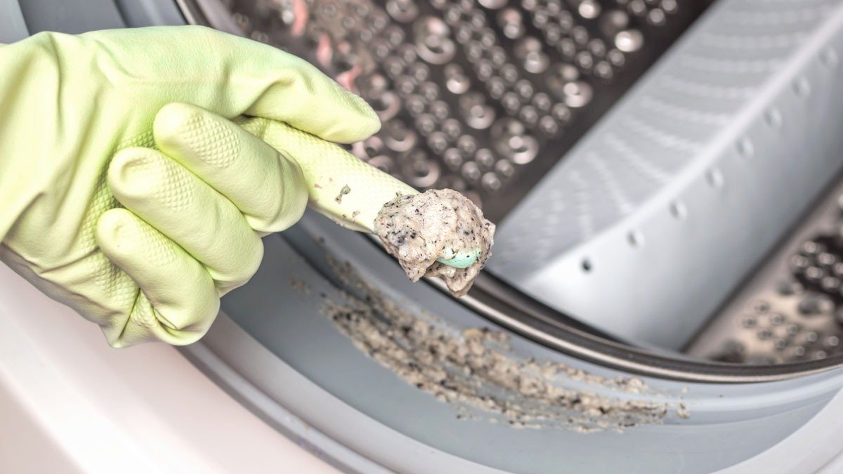 Technik vysvětluje, proč pračky se sušičkou často nechávají prádlo vlhké