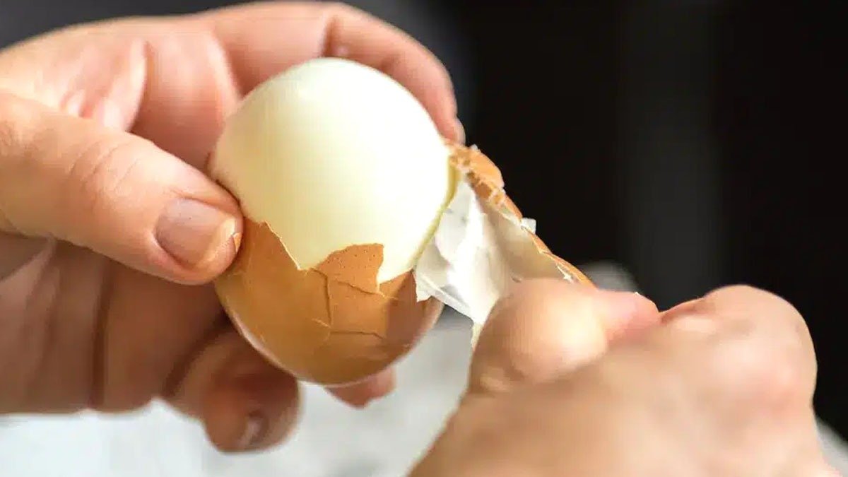 Udělejte to s vejcem před vařením a skořápka se téměř sama oddělí