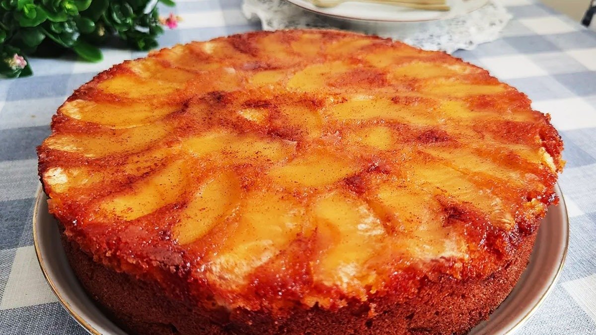 Obrácený jablečný koláč