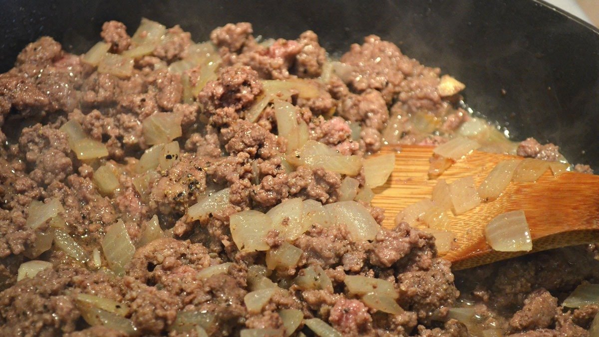 Pikantní svačina: listové kapsy s mletým masem a fetou