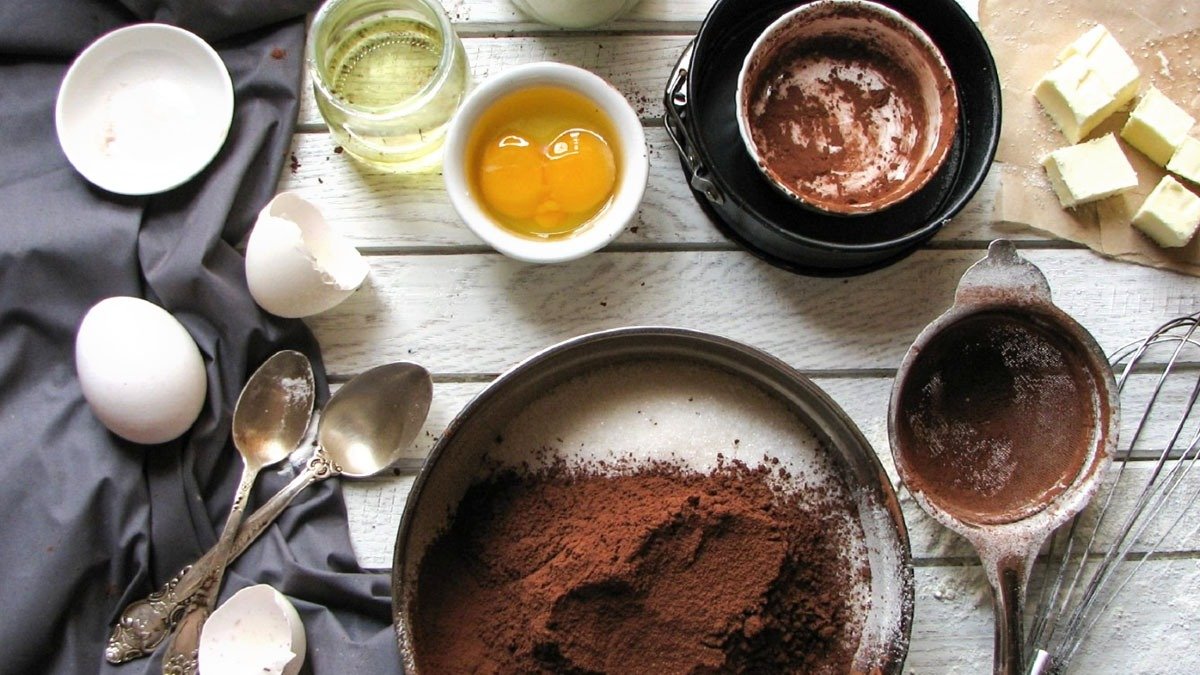Čokoládový dort s mléčnou polevou z mikrovlnky: vláčný, jemný a hotový za 5 minut
