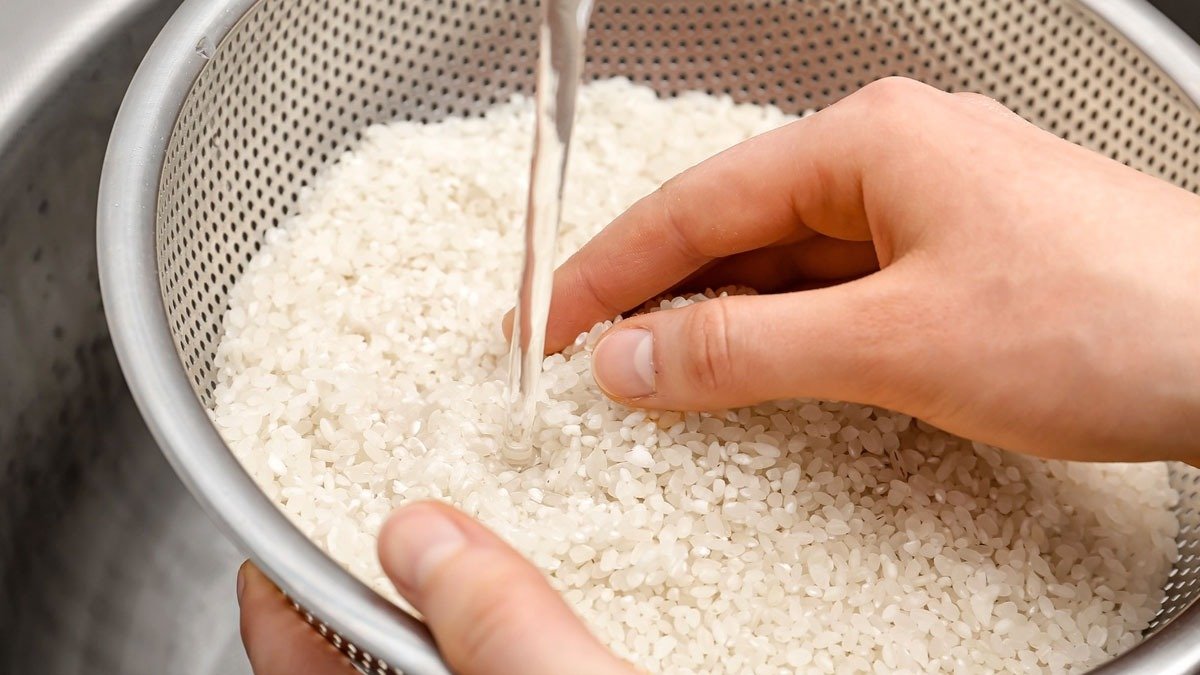 Měli bychom rýži mýt, nebo ne Jaký postup je nejlepší