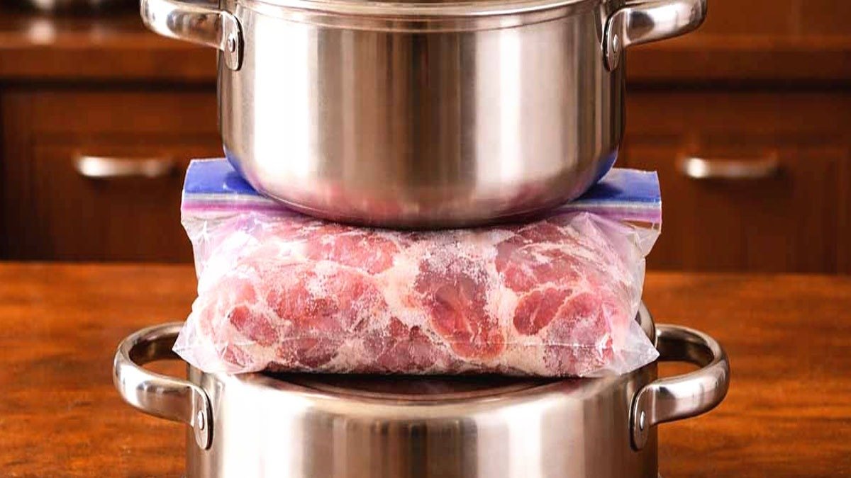 „90 % hospodyněk o tom neví“: i zmražené maso lze rozmrazit za pouhých 10 minut