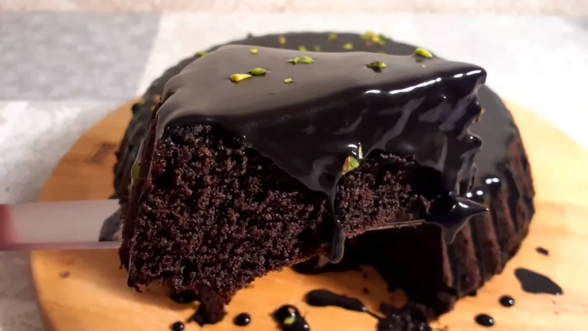 Čokoládový dort s mléčnou polevou z mikrovlnky: vláčný, jemný a hotový za 5 minut