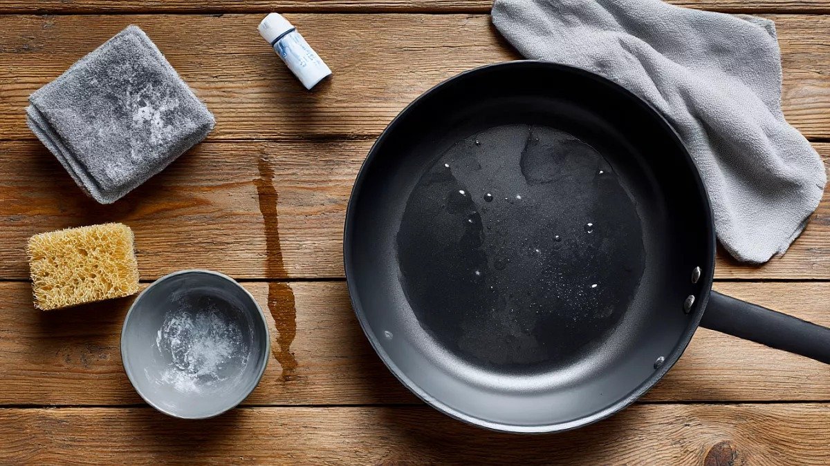 Vyhněte se hrubému drhnutí. Nejjednodušší způsoby, jak vyčistit připálenou pánev