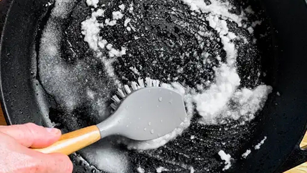 Vyhněte se hrubému drhnutí. Nejjednodušší způsoby, jak vyčistit připálenou pánev