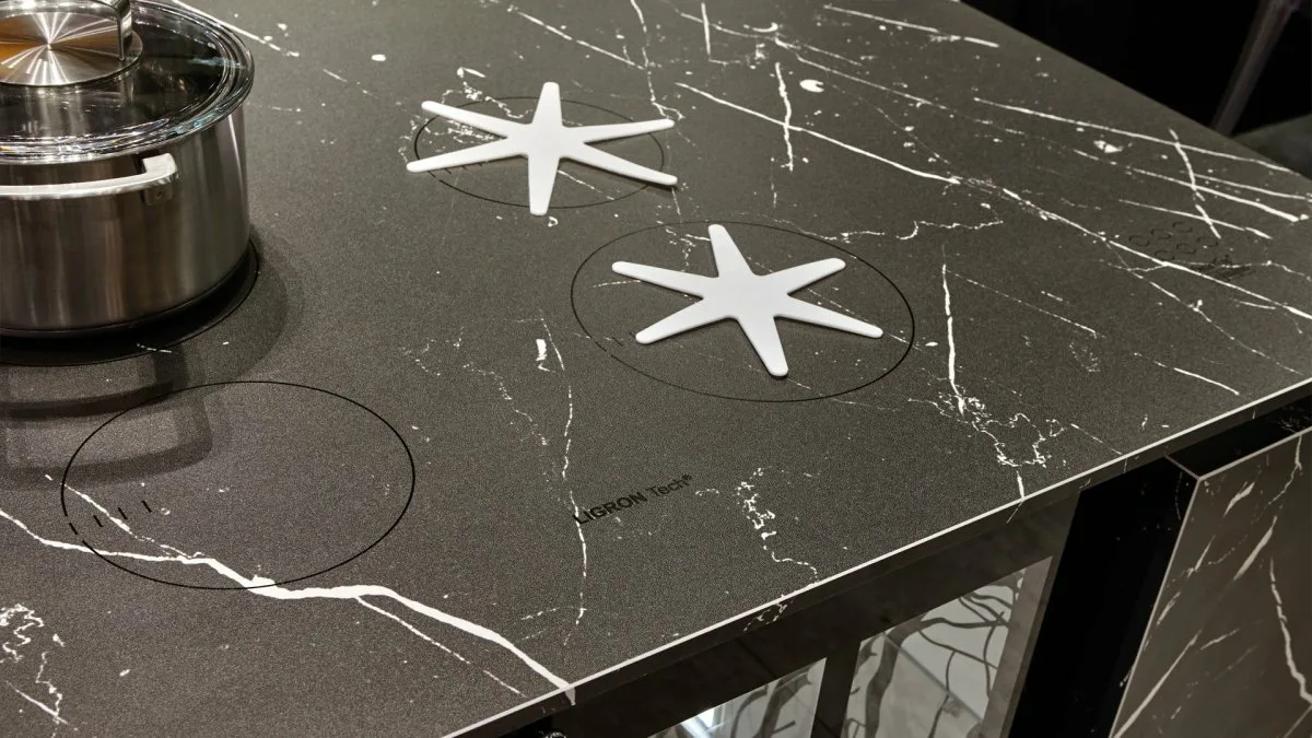 V roce 2026 indukční desky postupně mizí… Tento nový dekorativní a ultrapraktický systém je všude nahrazuje