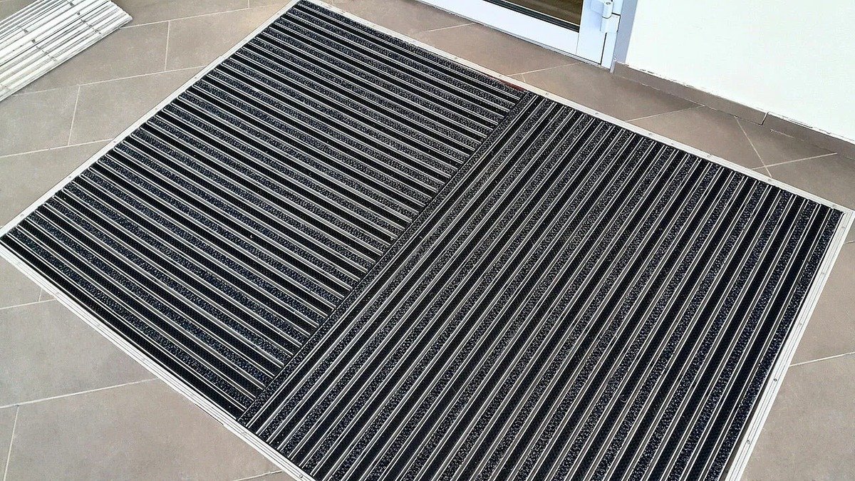 Nikdo už nedává rohožky před dveře: v moderních interiérech je nahrazuje tento trend