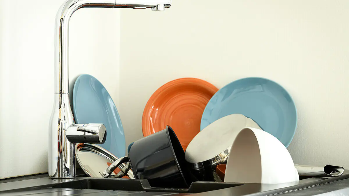 Sbohem smradlavým houbičkám v kuchyni. Nahrazuje je trend za pár korun, který vydrží roky a nezapáchá