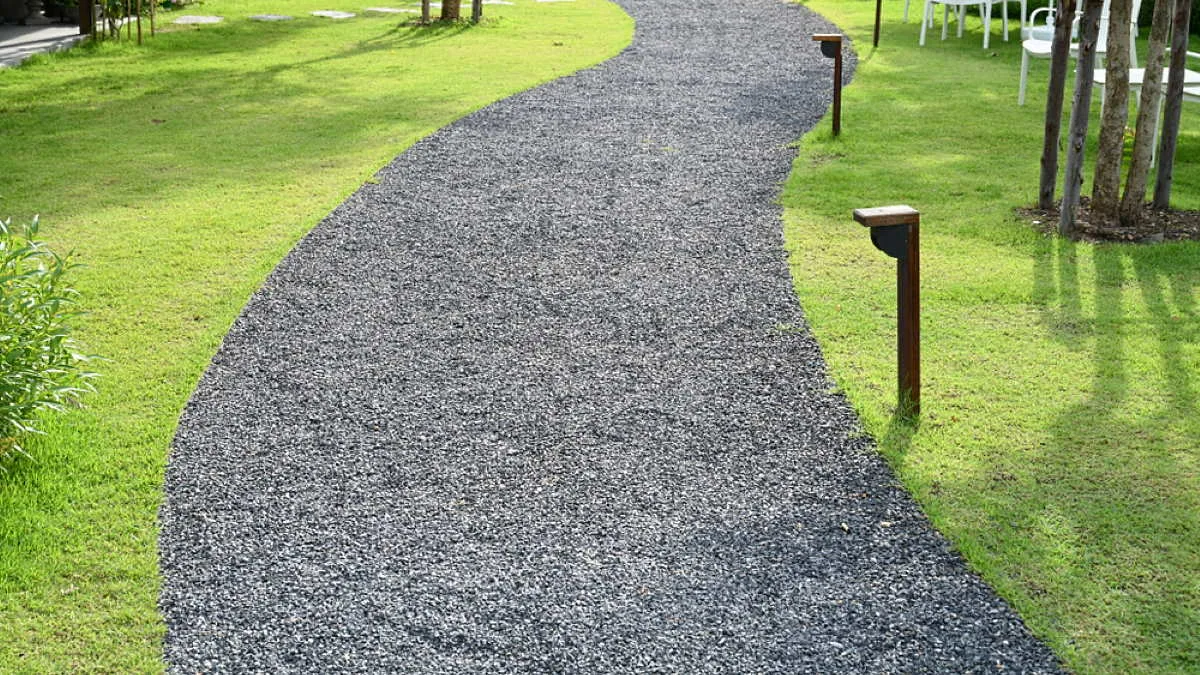 Ideální materiál pro zahradní cesty levně a spolehlivě