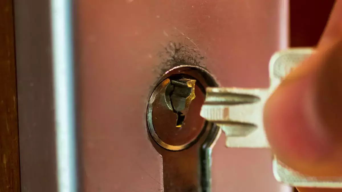 Jak dostat zlomený klíč ze zámku bez volání řemeslníka: jednoduchý způsob s domácím nářadím 9 Jak dostat zlomený klíč ze zámku bez volání řemeslníka jednoduchý způsob s domácím nářadím