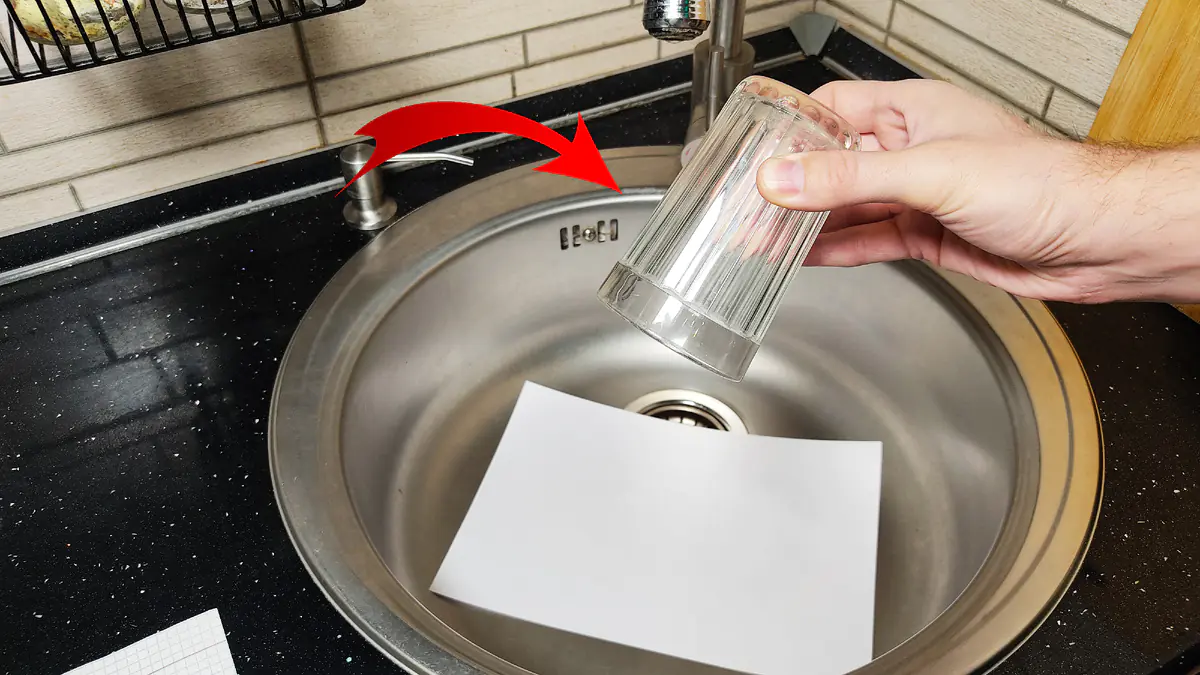 Když odjíždím z domova, dávám do dřezu sklenici a list papíru raduji se ze své vynalézavosti