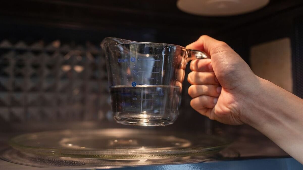 Málokdo ví, že ohřívání vody nebo mléka v mikrovlnné troubě může být nevhodné 12 Málokdo ví, že ohřívání vody nebo mléka v mikrovlnné troubě může být nevhodné