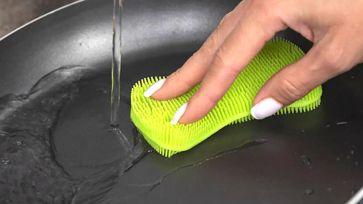 Sbohem smradlavým houbičkám v kuchyni. Nahrazuje je trend za pár korun, který vydrží roky a nezapáchá