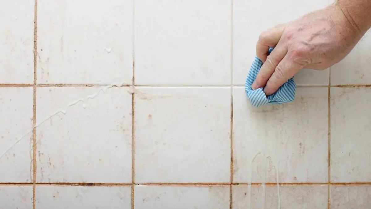 Očištění spár, které skutečně funguje osvědčené metody pro koupelnu a kuchyni