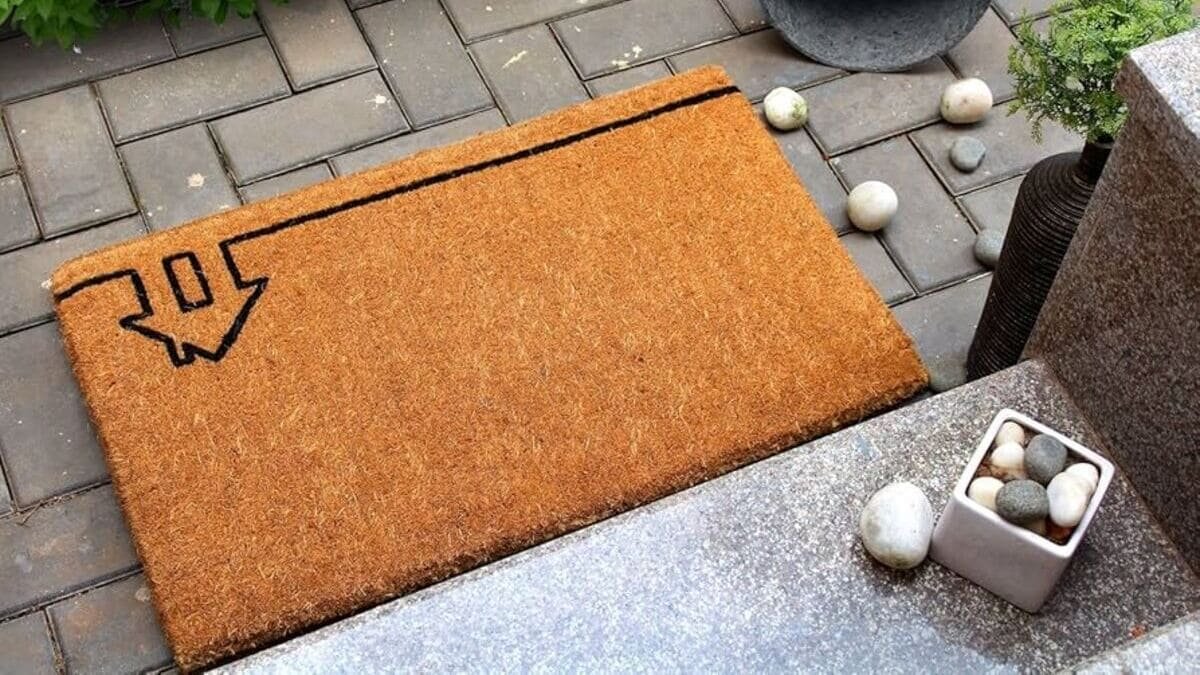 Pokud najdete hromadu kamenů na své rohožce — jednejte okamžitě