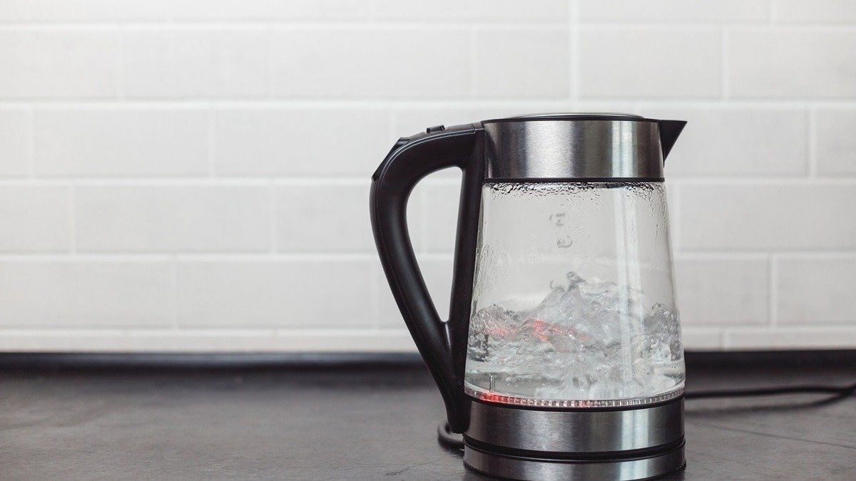 Přestal jsem lít kyselinu a ocet do konvice dozvěděl jsem se o levnějším a účinnějším způsobu odstranění vodního kamene