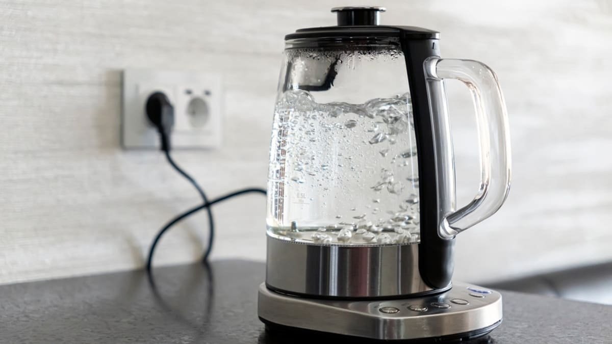 Sbohem, rychlovarné konvice. Přichází nové řešení, které nezabírá vůbec žádné místo 1 Sbohem, rychlovarné konvice. Přichází nové řešení, které nezabírá vůbec žádné místo