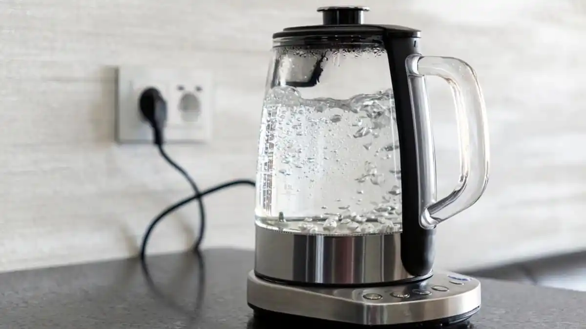 Sbohem, rychlovarné konvice. Přichází nové řešení, které nezabírá vůbec žádné místo