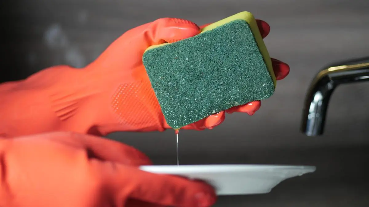 Sbohem smradlavým houbičkám v kuchyni. Nahrazuje je trend za pár korun, který vydrží roky a nezapáchá