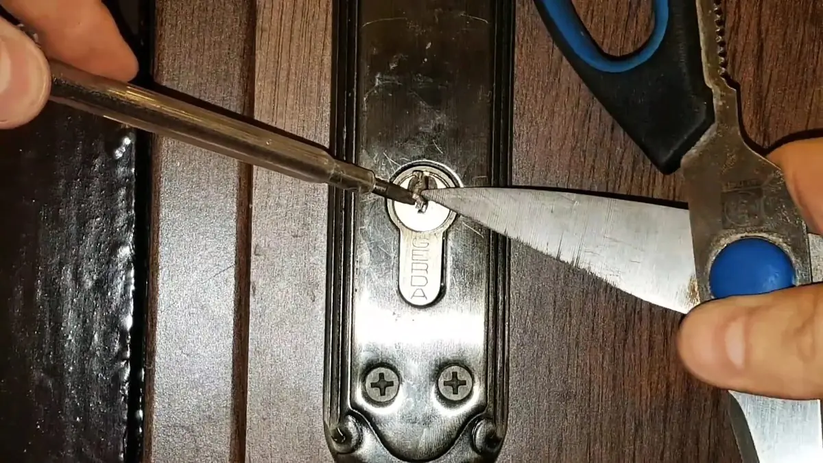 Jak dostat zlomený klíč ze zámku bez volání řemeslníka: jednoduchý způsob s domácím nářadím