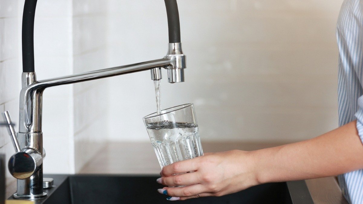 Sbohem, rychlovarné konvice. Přichází nové řešení, které nezabírá vůbec žádné místo 2 Sbohem, rychlovarné konvice. Přichází nové řešení, které nezabírá vůbec žádné místo